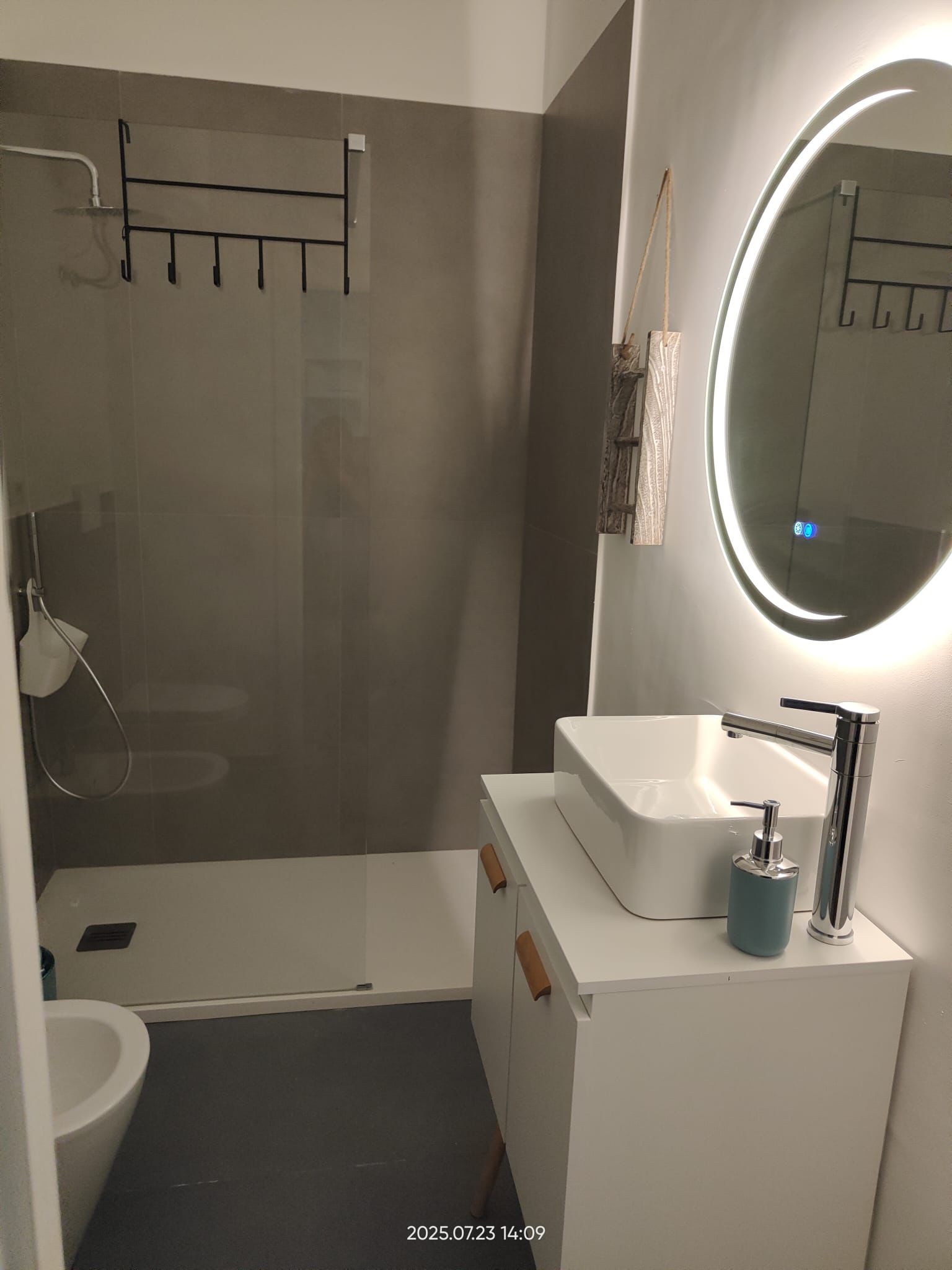 Bagno moderno e luminoso