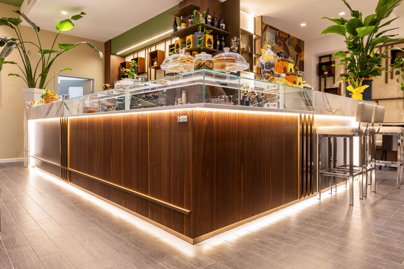 Bancone bistrot illuminato con vista ad angolo