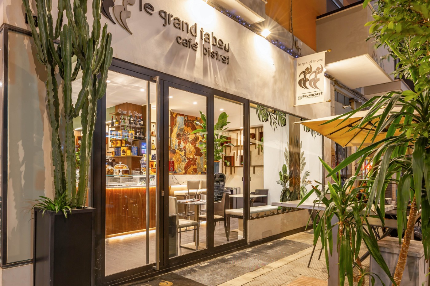 Ingresso esterno del bistrot Le Grand Tabou