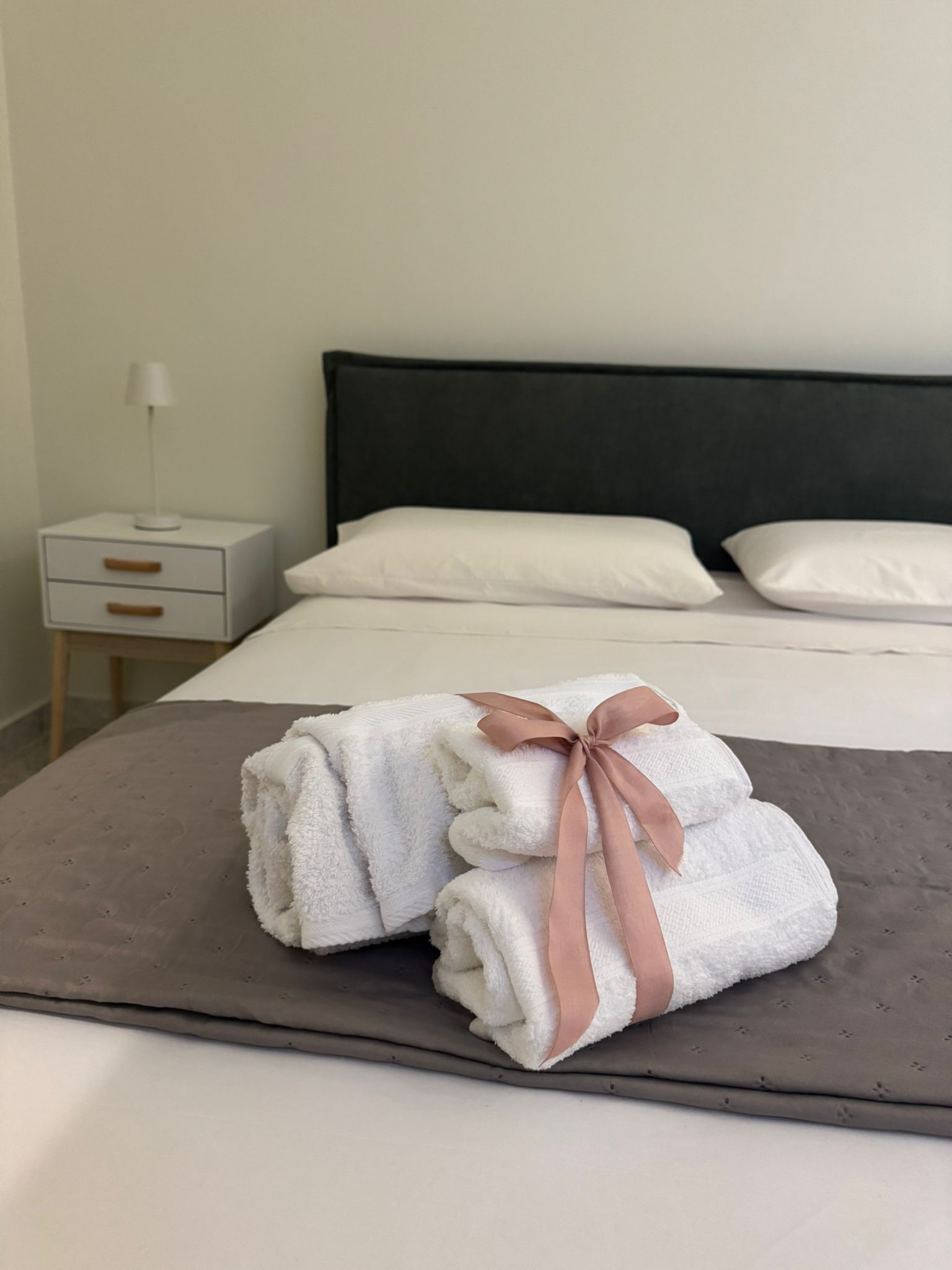 Dettaglio letto e tessuti camera