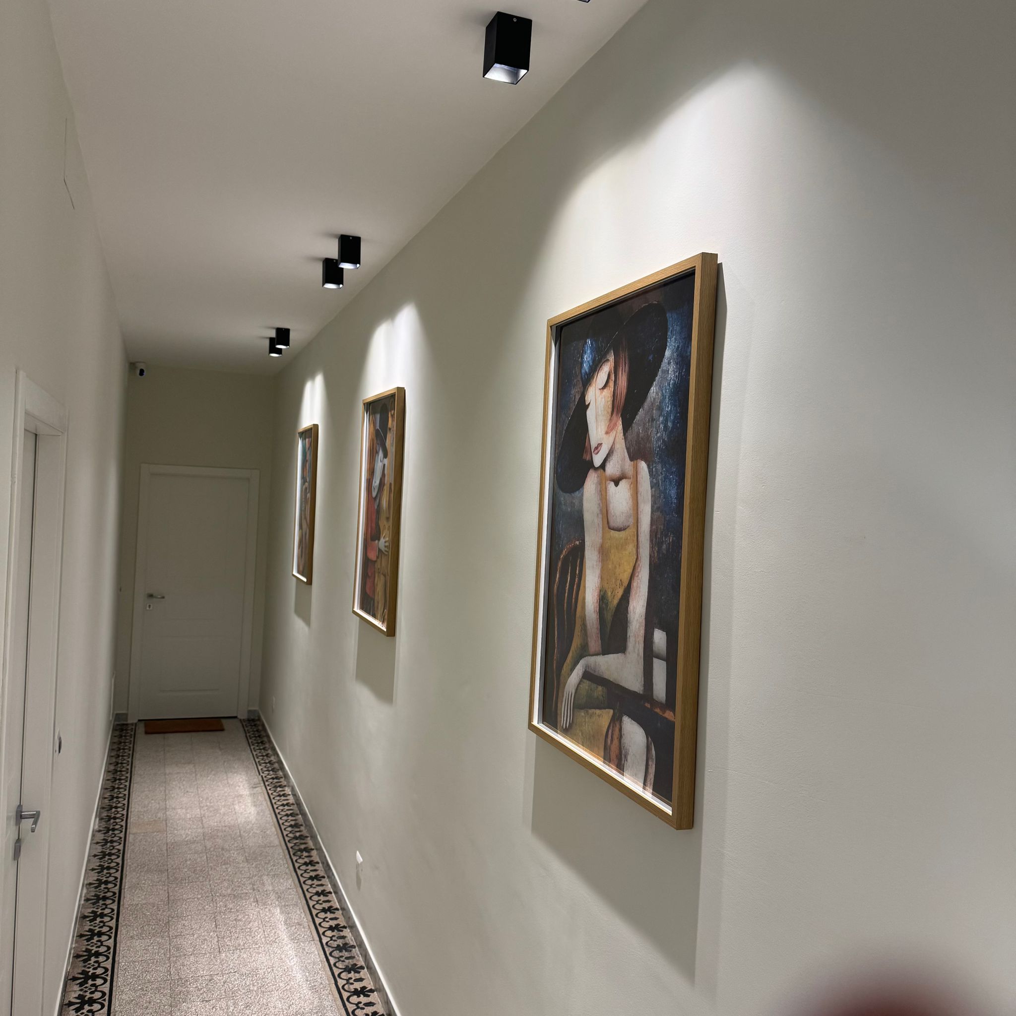 Corridoio con opere artistiche della struttura
